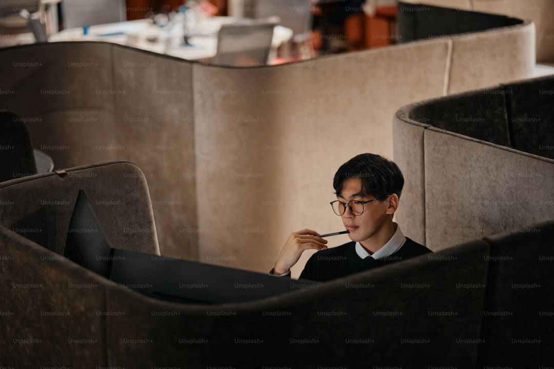 《与晋长安》三个身份是什么？